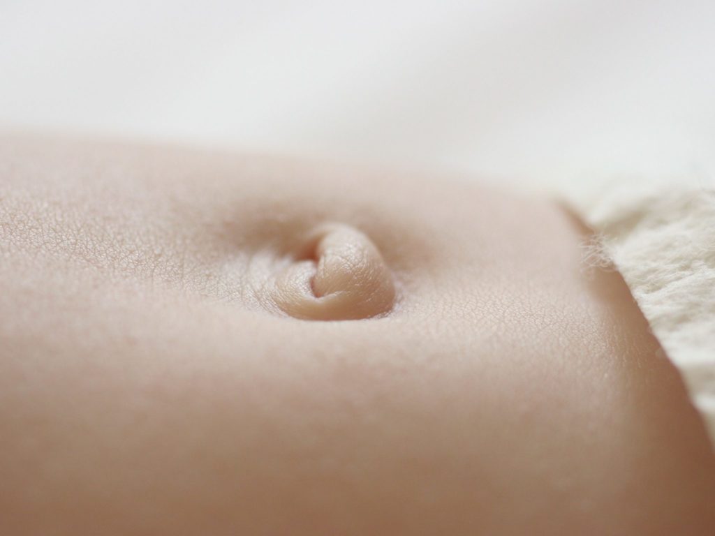 Как ухаживать за пупком ребенка?