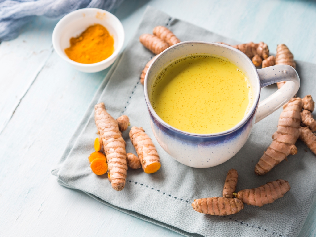 Как приготовить молочный чай с куркумой?