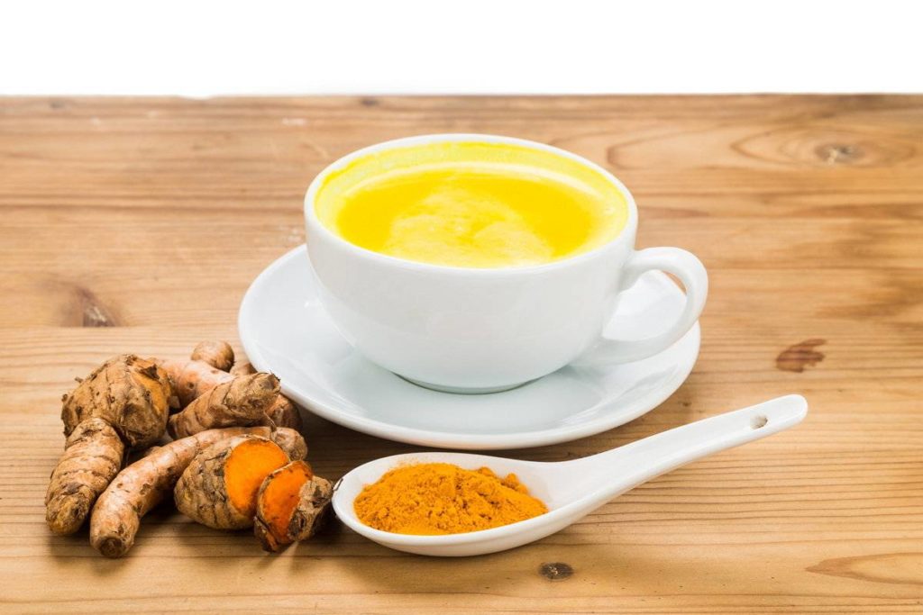 Как приготовить молочный чай с куркумой?