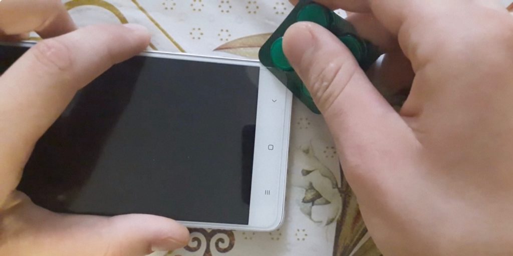 Как снять защитное стекло?