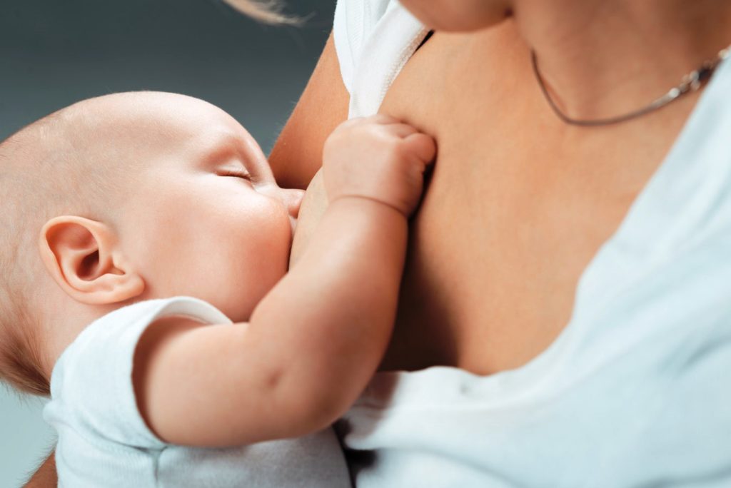 С чего начинать прикорм в 5 месяцев на грудном вскармливании?