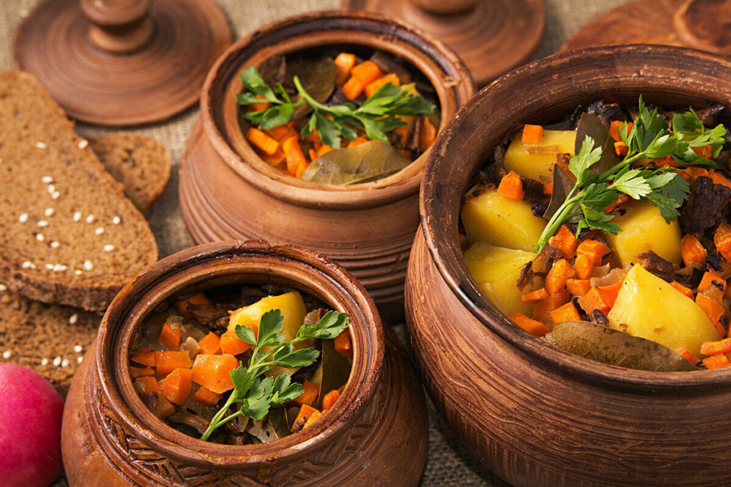 Что можно приготовить в горшочках в духовке с мясом?