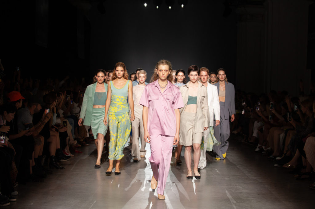 Тренды верхней одежды для женщин в сезоне весна 2020