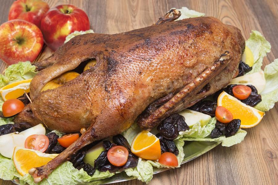 Как приготовить дикого гуся в духовке, чтобы мясо было мягким и сочным?